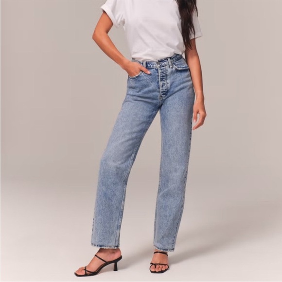 Abercrombie & Fitch Denim - Abercrombie & Fitch High Rise Dad Jean in size 25 / 0 Short